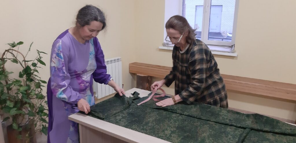 Швеям - волонтерам У нас свой фронт, свои потери, Машинки, иглы, пальцы в кровь, Я шью не… — фото 5