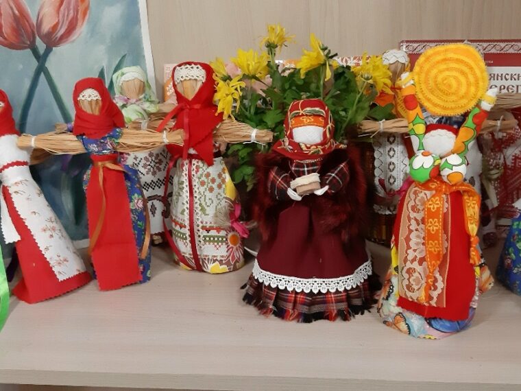 Создание народных славянских кукол руками участников Центра. — фото 1