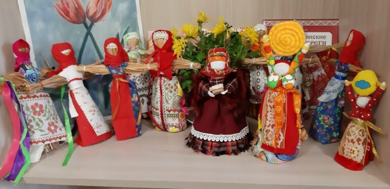 Создание народных славянских кукол руками участников Центра. — фото 1